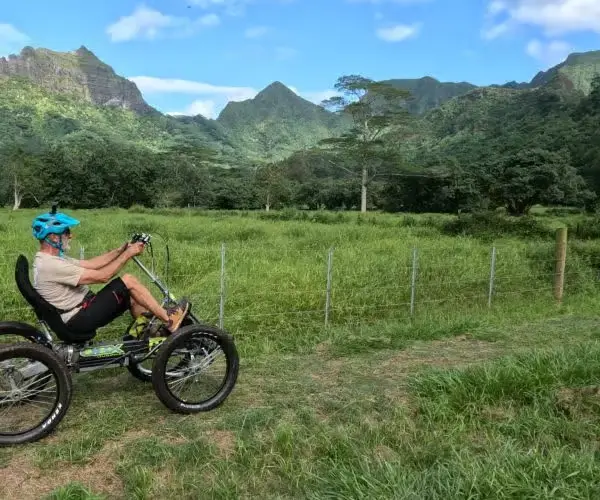 Quad bike sur une piste de Moorea, entre les champs d'ananas et le mont Mouaroa